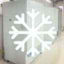 ULT vriezers in de klimaatkamer in Mechelen met een groot icoon van een sneeuwvlok op de voorgrond